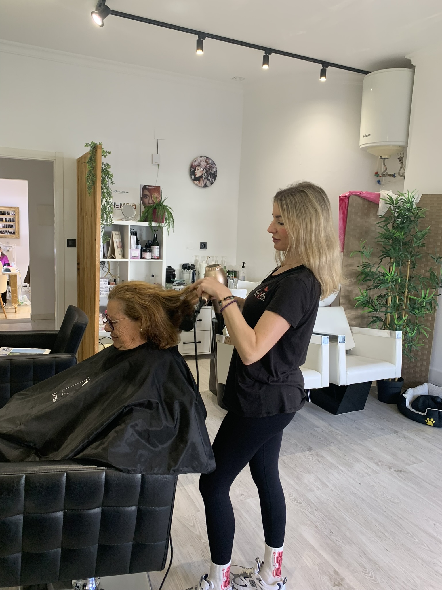 clienta peinándose